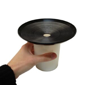 Vaso de fondo negro WALMUR, con rejilla.