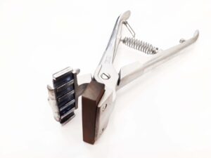 Pinza Tatuadora Walmur para vacunos, con carril de 5 cifras