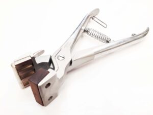 Pinza Tatuadora Walmur para vacunos, con carril de 3 cifras