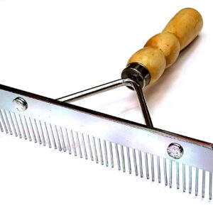Peine de aluminio 16cm., con mango de madera.