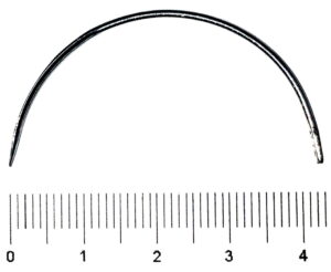 Aguja sutura curva 1/2  circulo. Secc. triangular. Nº 4 – 64 mm.. Unidad