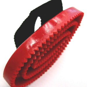 Cepillo plástico para equinos, oval. Empuñadura con cinta.