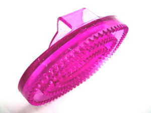 Cepillo plástico para equinos, oval. Empuñadura fija, simil latex.