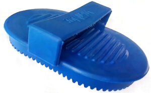 Cepillo para equinos raspador PVC símil goma. Color azul.