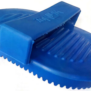 Cepillo para equinos raspador PVC símil goma. Color azul.
