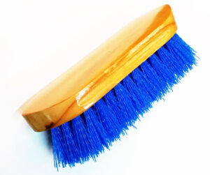 Cepillo para equinos oval, cerdas suaves. Mango de madera.