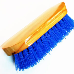 Cepillo para equinos oval, cerdas suaves. Mango de madera.