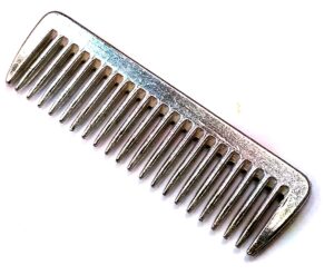 Peine para crines de aluminio. De 9 cm y 22 dientes