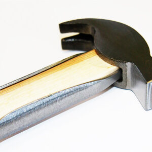 Martillo de herrador, mango de madera. Cabeza cuadrada.
