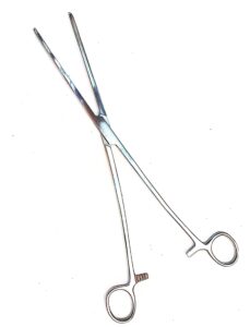 Pinza hemostática Rochester, recta, dentada 20 cm.